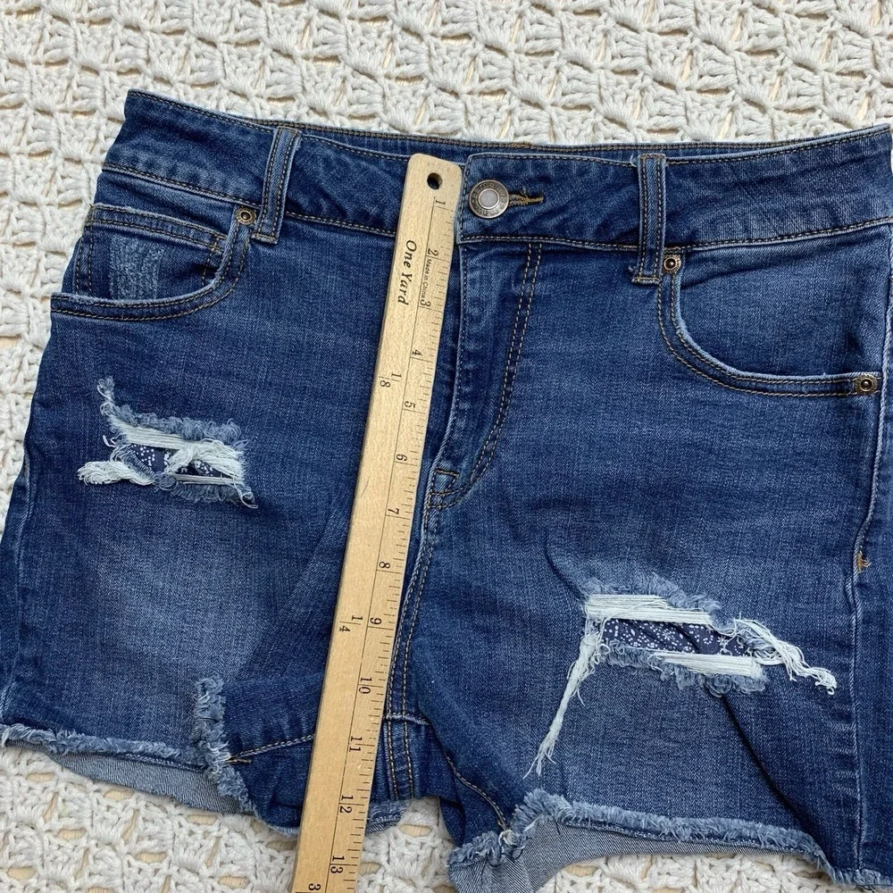 Maurices Jeans Shorts Women's Sz 6 Blue Denim   high-rise Distressed‎ Waist'28